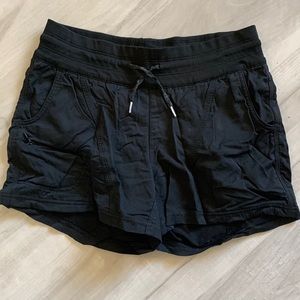 THE NORTH FACE Drawstring Black Shorts (small) WITH POCKETS